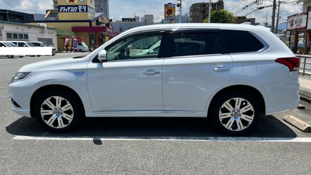 アウトランダーPHEV G ナビパッケージ(三菱)2015年式 200万円の中古車